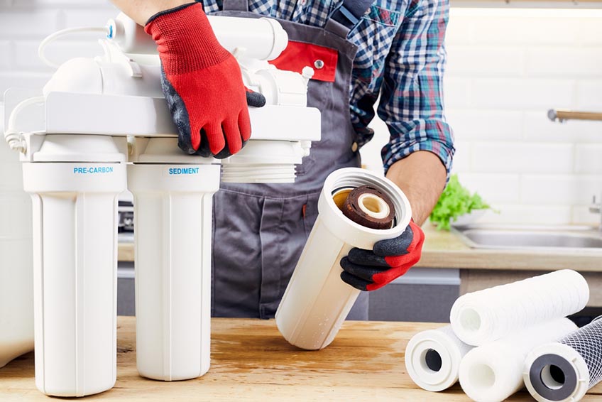 Plumber installs or change water filter Plumber installs or change water filter