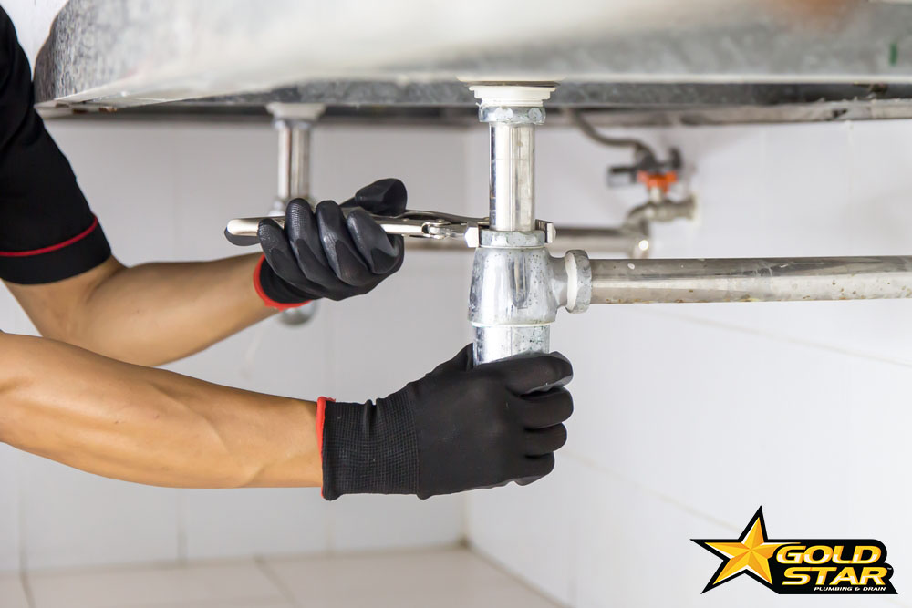 Technician,Plumber,Using,A,Wrench,To,Repair,A,Water,Pipe